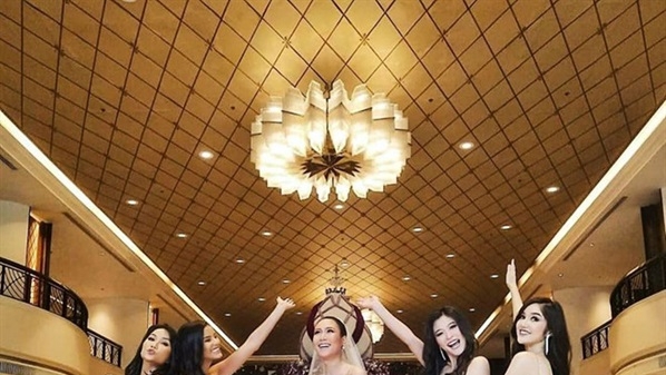 H’Hen Niê để tóc dài, làm phù dâu cho đám cưới của người đẹp Thái Lan