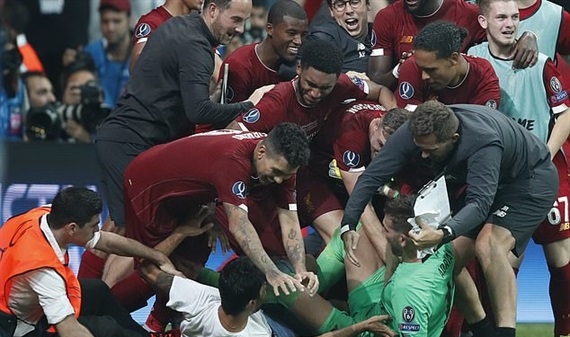 Adrian chấn thương vì ăn mừng quá khích, Liverpool khủng hoảng thủ môn