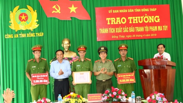Chủ tịch UBND tỉnh Đồng Tháp trao bằng khen Công an bắt 15kg ma túy