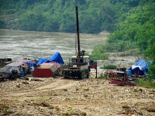 Nghệ An: Khai thác khoáng sản đe doạ bờ sông Hiếu