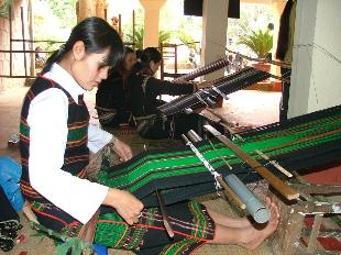 Đắk Nông: Dạy nghề dệt thổ cẩm phụ nữ dân tộc thiểu số