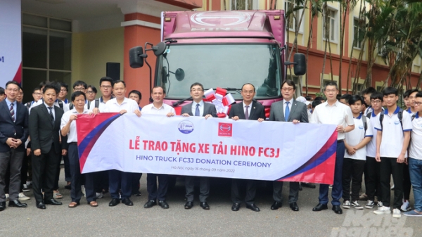 Hino Motors Việt Nam trao tặng xe ô tô tải cho Đại học Thủy lợi