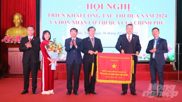 Cao đẳng Cơ điện và Xây dựng Bắc Ninh nhận cờ thi đua của Chính phủ