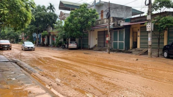 Giông lốc kèm mưa lớn, 45 hộ giữa thành phố Lào Cai ngập bùn đất