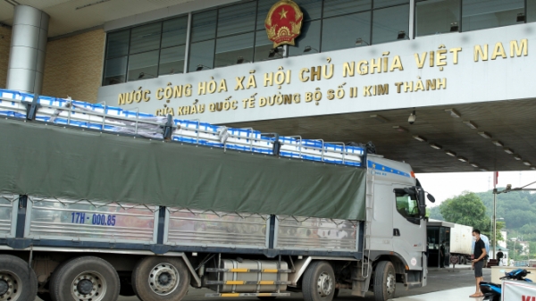 Có ca nghi nhiễm Covid-19, Lào Cai thắt chặt quản lý lái xe xuất nông sản