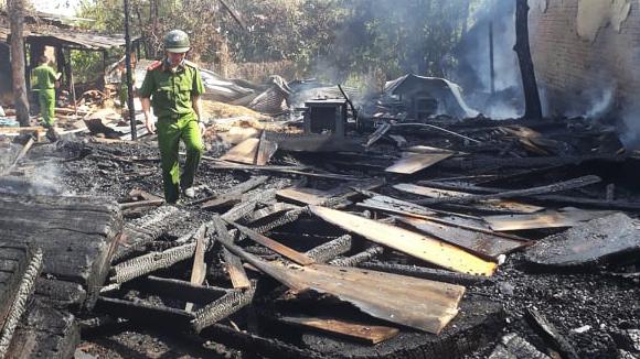Xưởng sản xuất đồ gỗ đổ sập trong đám cháy