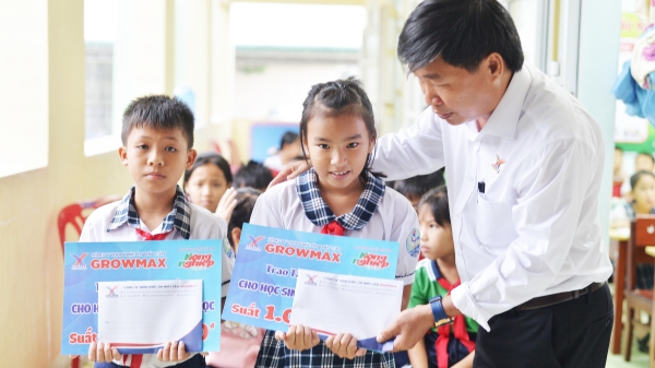 Quỹ khuyến học GrowMax đến học sinh nghèo miền biển Ninh Thuận