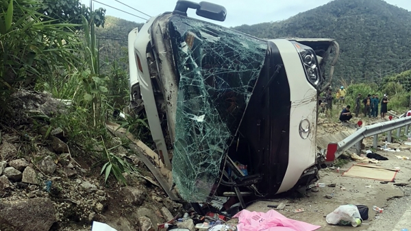 Lật xe khách trên đèo Khánh Lê, 4 du khách nước ngoài tử vong