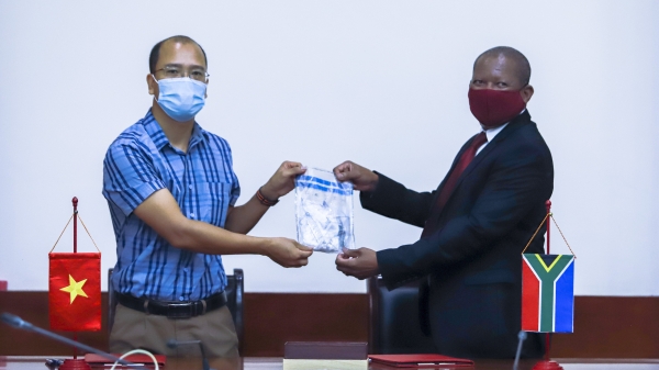 Việt Nam bàn giao 56 mẫu ADN sừng tê giác cho Nam Phi