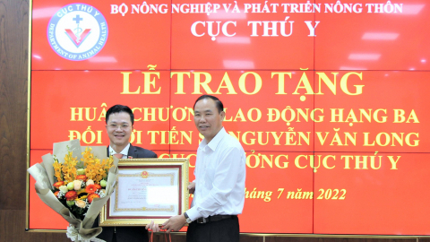 Trao Huân chương Lao động hạng Ba cho Quyền Cục trưởng Thú y Nguyễn Văn Long