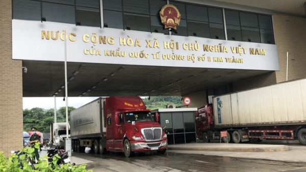 Hơn 70 xe nông sản xuất khẩu qua cửa khẩu Kim Thành