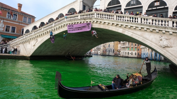 Nhóm hoạt động môi trường đổ thuốc nhuộm khiến Venice xanh 'bất thường'