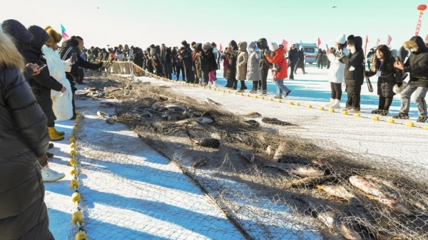Tỉnh cực Bắc Trung Quốc khởi động mùa đánh cá trên băng