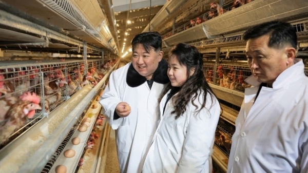 Ông Kim Jong-un cùng con gái thăm trang trại gia cầm