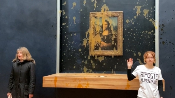 Tranh Mona Lisa ở Pháp bị người biểu tình bôi bẩn bằng súp bí đỏ
