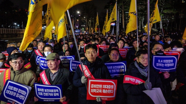 Hàn Quốc nâng cảnh báo y tế lên mức cao nhất do bác sĩ đình công