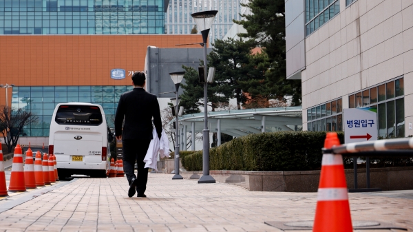 Hàn Quốc ra 'tối hậu thư' cho các bác sĩ thực tập nghỉ việc