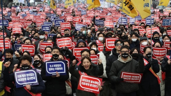 Hàn Quốc đình chỉ giấy phép hành nghề của 7.000 bác sĩ đình công
