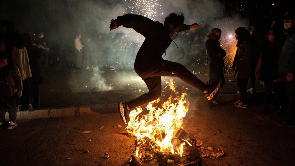 Hơn 3.000 người thương vong trong lễ hội nhảy lửa ở Iran