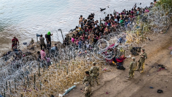 Người di cư từ Mexico phá hàng rào dây thép để vượt biên vào Mỹ