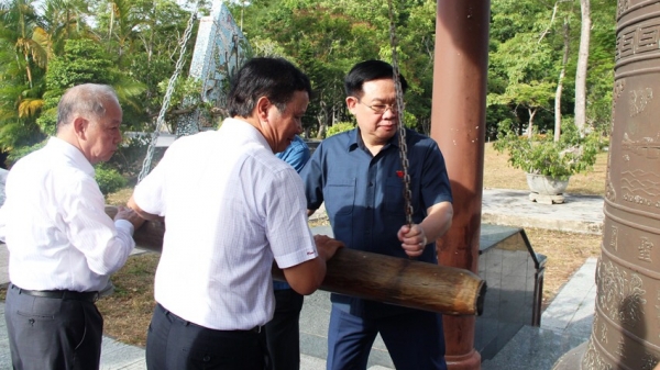 Chủ tịch Quốc hội Vương Đình Huệ viếng các anh hùng liệt sĩ tại Huế