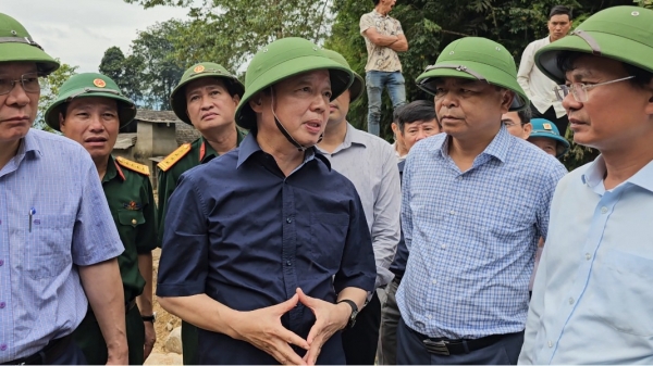 Phó Thủ tướng Trần Hồng Hà động viên người dân vùng lũ quét xã Liên Minh