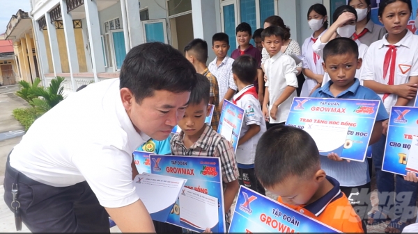 Học bổng GrowMax đến với trẻ em nghèo làng biển Thanh Hóa