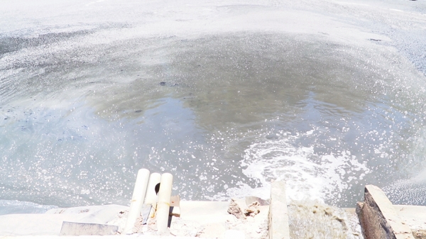 Phát hiện doanh nghiệp xả thải nước chưa qua xử lý ra sông Sa Lung
