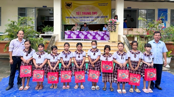 Bình Điền trao 600 phần quà Tết Trung thu cho học sinh nghèo