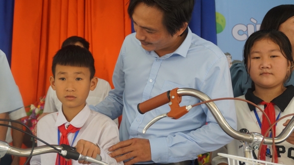 Báo Nông nghiệp Việt Nam trao xe đạp cho học sinh nghèo Xuân Cao