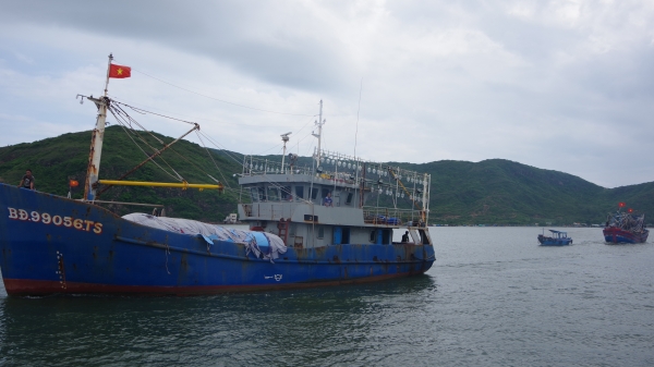 Lai dắt tàu cá Bình Định bị nạn trên biển vào bờ an toàn