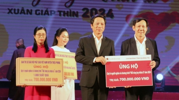 Agribank Quảng Trị trao 700 triệu đồng hỗ trợ người nghèo vui Tết đón Xuân