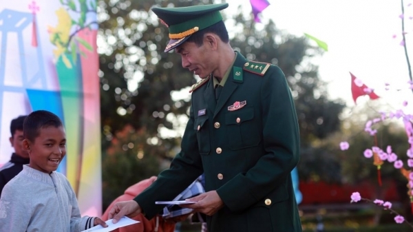Đồn Biên phòng Cửa khẩu Quốc tế Lao Bảo trao quà dân bản biên giới