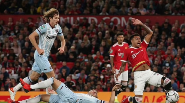 Đội trưởng West Ham tố Jesse Lingard cố tình ăn vạ kiếm penalty