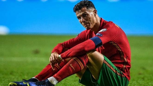 Mất vé dự World Cup, Cristiano Ronaldo bật khóc nức nở