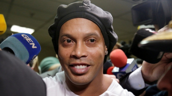 Quỵt tiền bạn gái cũ, Ronaldinho tiếp tục kiếp 'vào tù ra tội'?