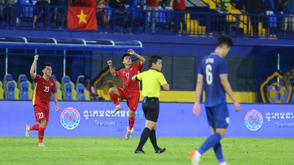 HLV Đinh Thế Nam đi vào lịch sử bóng đá Việt Nam
