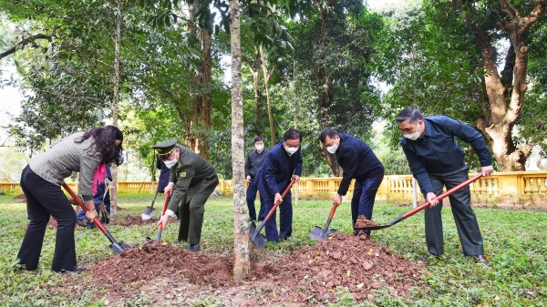 Bộ NN-PTNT trồng cây lưu niệm tại Phủ Chủ tịch