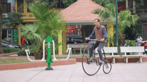 Xuất hiện chiếc xe đạp kì lạ hơn 140 tuổi ở Hà Nội