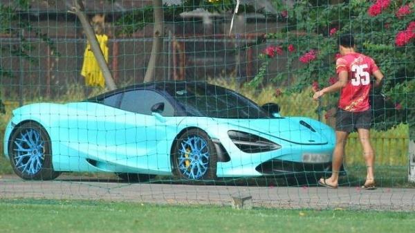 Thủ môn Bùi Tiến Dũng đi siêu xe 'triệu đô' McLaren 720s đến sân tập