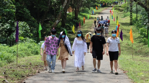 Hàng nghìn lượt du khách về với rừng Cúc Phương ngày đầu nghỉ lễ