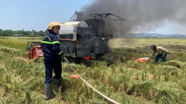 Máy gặt KUBOTA bốc cháy trên ruộng lúa ở Nghệ An