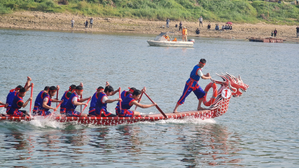 Sôi nổi lễ hội đua thuyền trên sông Lô