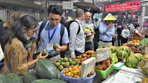 Đại biểu quốc tế 'ngắm, nếm' ở chợ truyền thống Việt Nam