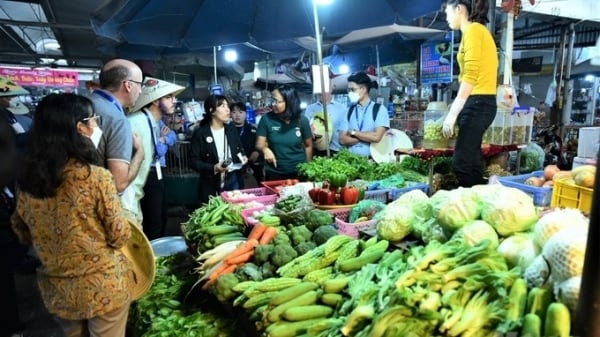 Lãnh đạo nông nghiệp toàn cầu hứng khởi đi chợ, thăm bếp