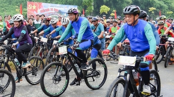 Chủ tịch UBND Lào Cai đạp xe 'chinh phục cầu cạn' cao nhất Việt Nam
