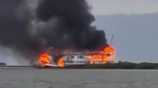 Tàu du lịch bị cháy khi đang di chuyển tới nơi sửa chữa