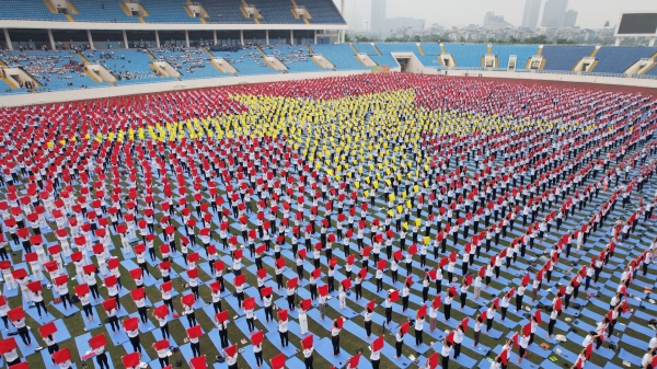 5.000 người đồng diễn yoga, xếp hình quốc kỳ ở sân Mỹ Đình