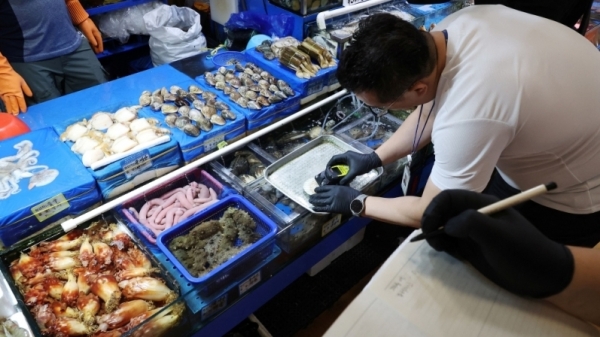 Trung Quốc cấm nhập khẩu toàn bộ thủy hải sản sau khi Nhật Bản xả thải