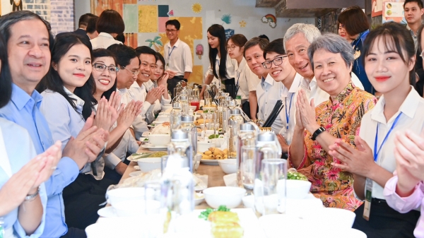 Thủ tướng Việt Nam, Singapore giao lưu, ăn trưa cùng sinh viên ĐHQG Hà Nội